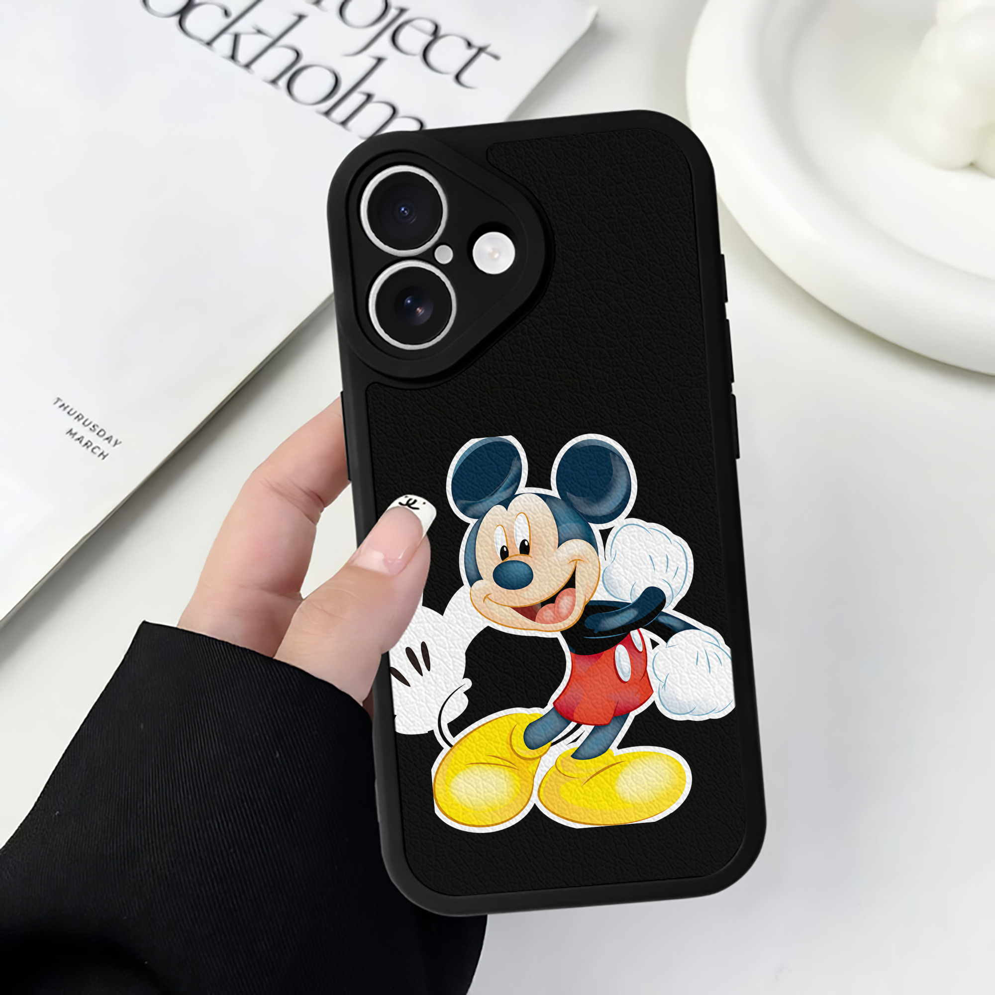 （画像用） ミッキーマウス Mickey Mouse 【iPhone 16シリーズ対応】シリコンスマホケース（レザー調） 材質：シリコン